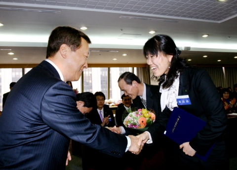 3월 16일(금) 적선동 현대상선 사옥에서 신입사원들이 노정익 사장으로부터 사령장을 받고 있다. 이 자리에 함께 참석한 신입사원 부모님들은 선배 직원들로부터 감사의 꽃다발을 받았다