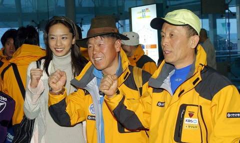 좌측부터 인기가수 박정아, 엄홍길 원정대장, 박건희 대원