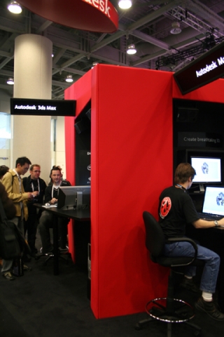 GDC 2007 오토데스크 부스를 방문한 게임 개발자들이 오토데스크의 솔루션을 직접 체험하고 있다.
