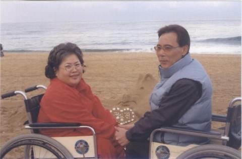 정동진에서 기념촬영을 하고 있는 오성수 황혜원 부부