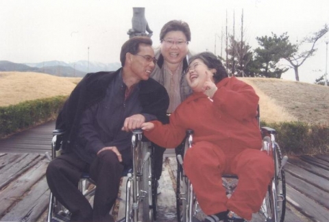신혼여행을 동행한 김진옥씨와 조각공원에서 기념촬영