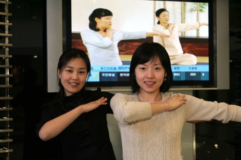 <하나TV>는 봄을 맞이해 국내외 여행지 정보와 건강관리 비법을 소개하는 특집관을 운영한다. 하나로텔레콤 직원들이 하나TV로‘봄 건강 비결’ 특집을 보며 요가동작을 따라
