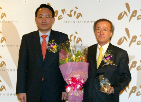 [휠라 윤윤수 회장 알펜시아 리조트 홍보대사에 선정] 강원도개발공사 박세훈 사장(사진왼쪽)이 21일 오전 서울 중구 코리아나호텔에서 국내 최초의 사계절 복합휴양리조트인 ‘알펜시아 리조트’ 홍보대사에 위촉된 휠라코리아 윤윤수 회장(사진오른쪽)에게 위촉패를 전달하고 있다.