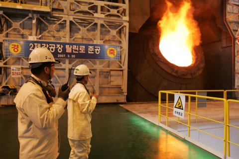 포스코 포항제철소는 21일 제강공장에서 정준양 사장, 오창관 제철소장, 설비 공급사 대표 등 80여명이 참석한 가운데 조업이래 최초의 300톤 탈린전로 준공식을 가졌다.