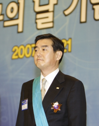 상공인의 날 영예의 금탑산업훈장을 받은 삼양사 김윤 회장