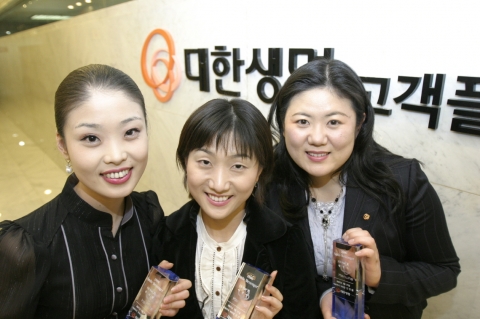 대한생명 ‘CS STAR 진선미’로 선발된 직원들이 상패를 들고 고객플라자 앞에서 기념촬영을 하고 있다. <사진 좌측부터 우지현(眞), 이선미(善), 황경숙(美)>