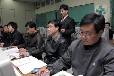 기술혁신대학에서 공부하고있는 기능직 사원들(LS전선)