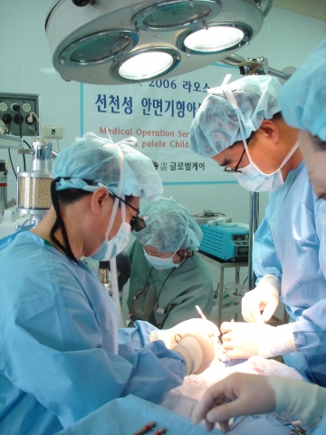 2006년 라오스 안면기형어린이 수술 장면