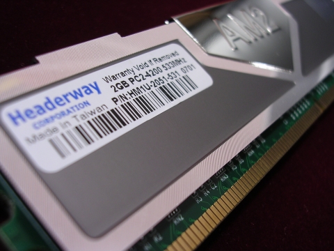 워런티 스티커를 통해 용량과 클럭정보, 생산주차를 나타내고 있다.