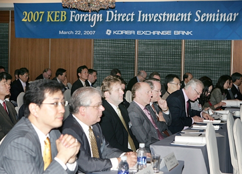 외환은행(銀行長 리처드 웨커/www.keb.co.kr)은 22일 서울 소공동 롯데 호텔에서 외국인 투자기업 임직원을 대상으로 직접투자 세미나를 개최하였다고 밝혔다.