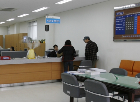 인천지부 임경범 대리가 민원업무를 보고있다. 