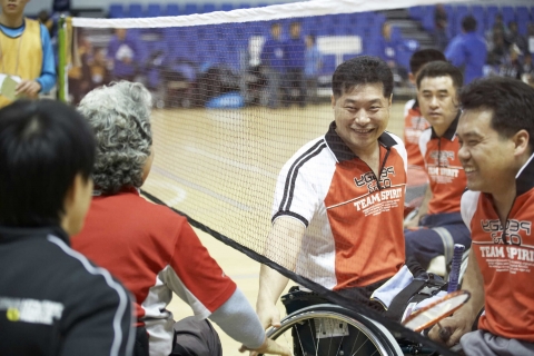 제 2회 삼성전기배 전국 장애인 배드민턴 대회  악수장면