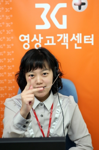 SK텔레콤(대표이사 사장 金信培, www.sktelecom.com)은 청각장애인 고객을 대상으로 영상통화를 이용하여 수화로 고객 문의 사항을 상담해주는 「3G+영상고객센터」서비스를