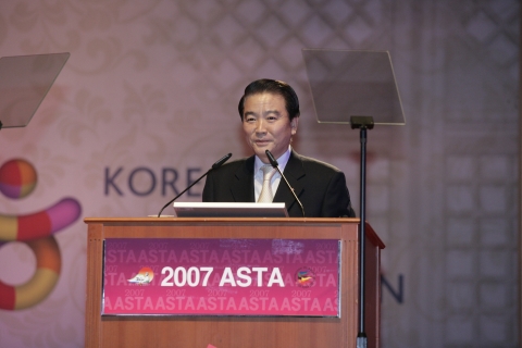 개막식 연설 중인 김종민사장