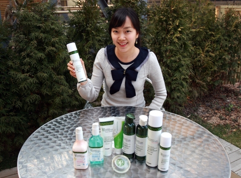 중외제약은 최근 생활용품 “중외 피톤치드”를 출시했다. 이 제품에는 국내산 편백나무에서 추출한 ‘피톤치드’ 성분이 함유되어 있어 사용하면 산림욕 효과를 느낄 수 있다. 스프레이, 어린이용품, 모발용품 등 9종류로 구성되어 있다.