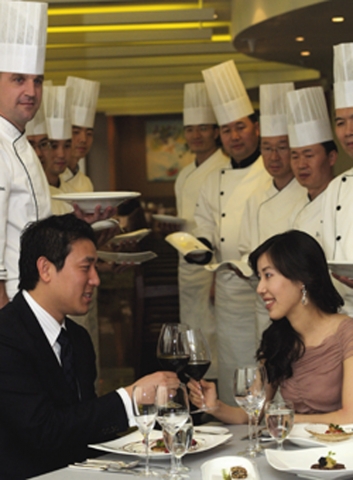 코엑스 인터컨티넨탈 호텔의 전망 좋은 레스토랑 ‘스카이 라운지’는 오는 4월부터 5월 31일까지 총주방장 폴 솅크가 마련하는 총 12가지 코스 요리와 4가지 와인이 어울러진 “왕의