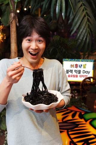 열대테마 레스토랑 카후나빌(www.kahunaville.co.kr)은 애인 없는 솔로들이 검은 면발과 함께 슬픔을 삼키는 블랙데이(4월 14일)을 맞아 이색적인 블랙 먹물데이 행사를 진행한다.