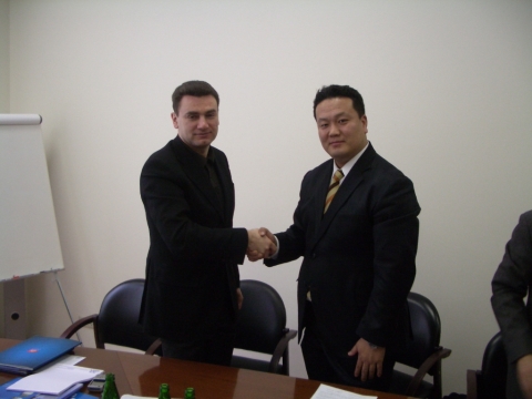 러시아10대건설그룹인USKmost사 로만세메노브사장과의 계약장면