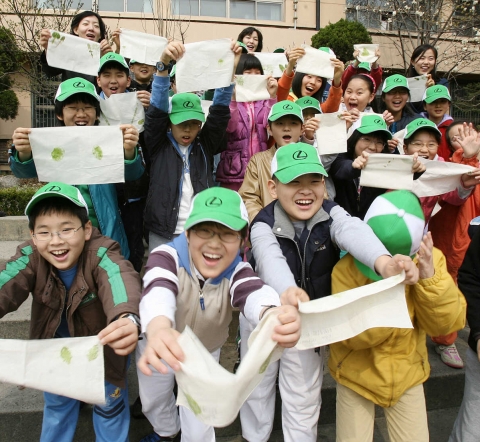 렉서스 환경학교에 참가한 학생들이 천연염색 체험 학습을 하고 있다.