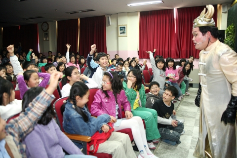 26일 김포 사우초등학교 학생들이 어린이 경제교육 뮤지컬 "재크와 요술저금통"을 관람하고 있는 모습임.