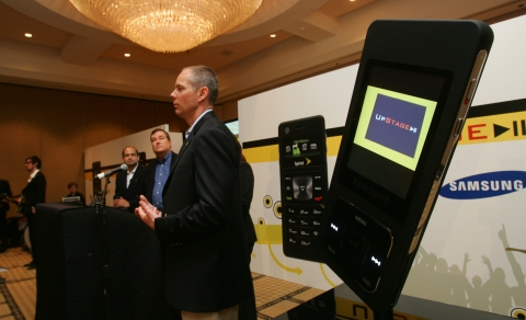 CTIA Wireless 2007에 참가중인 삼성전자가 미국 이동통신사업자인 스프린트 넥스텔을 통해 미국형 울트라 뮤직폰 '업스테이지(UpStage, M620)'