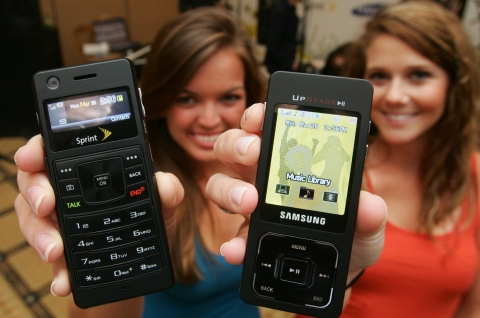 CTIA Wireless 2007에 참가중인 삼성전자가 미국 이동통신사업자인 스프린트 넥스텔을 통해 미국형 울트라 뮤직폰 '업스테이지(UpStage, M620)'