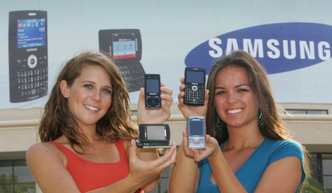 CTIA Wireless 2007에 참가중인 삼성전자가 울트라 뮤직폰 업스테이지(M620, 좌측위에서 시계방향으로), 블랙잭(Blackjack), 슬림슬라이드폰(T629), 듀얼힌