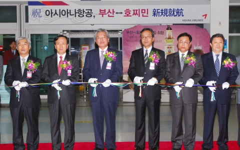 아시아나항공은 26일(월) 김해국제공항에서 부산-호치민 신규취항식을 가졌다. 왼쪽에서 첫번째 최공림 한국공항공사 부산지역본부장, 왼쪽에서 두번째 강주안 아시아나항공 사장, 왼쪽에서
