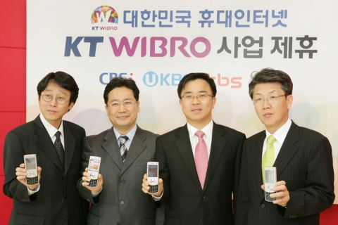 KT는 와이브로 활성화를 위해 CBSi, KBS, TBS와 서비스 사업의 공동협력을 위한 전략적 업무 제휴를 맺었다. 왼쪽부터 KBS 엄민형 팀장, CBSi 정남진 대표, KT 표