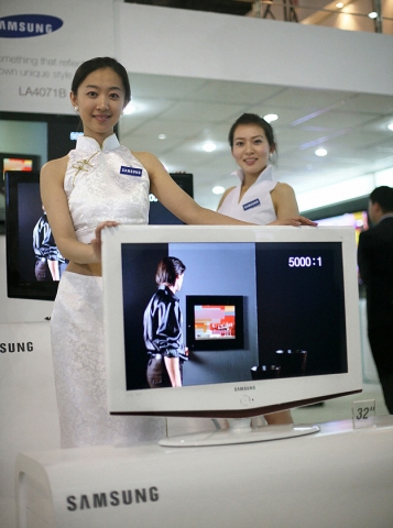 삼성전자는 외자기업 최초로 디지털TV, 모니터에서 중국정부 환경마크를 획득하였다. '06년 5월 북경서 개최된 과학기술박람회에 전시된 삼성전자 LCD TV