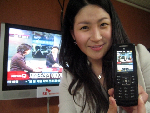 SK텔레콤은 3월 30일부터 3G+ 서비스의 일환으로 HSDPA단말 가입자를 대상으로 모바일 멀티미디어 서비스, June(휴대폰에서 JUNE접속 > 4.TV > 2.실시간TV)을 통해 KBS, MBC, SBS등의 공중파 채널과 전문 음악채널, 게임채널, 뉴스채널 등의 TV방송 서비스를 고화질 QVGA 급의 해상도로 전면 개편한다고 밝혔다.