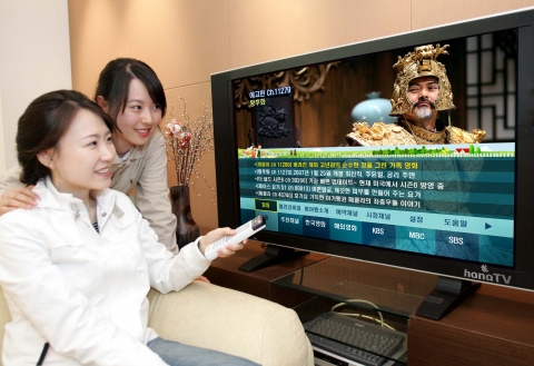 ‘하나TV’고객들이 집 거실에서 최신영화를 관람하고 있다.