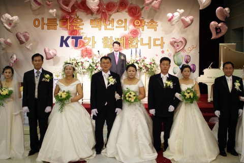 KT 남수원지점에서 5쌍의 농아인 부부가 KT수도권남부본부와 경기도농아인협회의 도움을 받아 그 동안 올리지 못한 결혼식을 갖고 있다