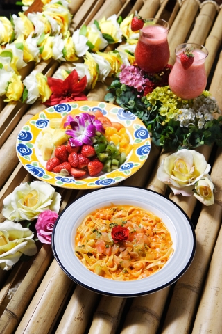 열대테마 레스토랑 카후나빌(www.kahunaville.co.kr)이 봄을 맞아 식용 꽃으로 만든 플로라 세트를 출시했다.