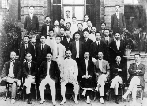 대한민국 임시의정원 제6회 기념사진(1919.9.17)
- 앞줄 왼쪽에서 네 번째가 손정도 선생이다.