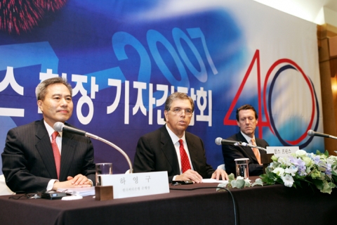 한국진출 40주년 맞아 방한한 찰스 프린스 회장이 금일 오전 9:30분 신라호텔 영빈관 2층 에머랄드 룸에서 기자간담회를 가졌다. 좌측부터) 하영구 은행장, 찰스 프린스 씨티그룹 