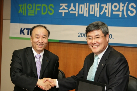 제일FDS주식인수계약 종결식 장면-SC제일은행 현재명 부행장(오른쪽)과 황연천(왼쪽)KT Business부문장 