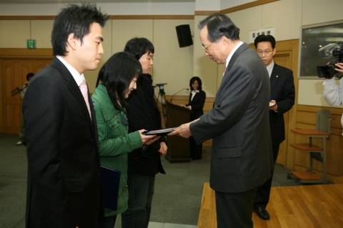동원그룹이 장학금 수여식을 갖고 대학생 총 60명에게 장학금 3억원을 전달했다.