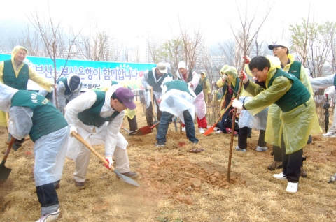 부산은행, 직원 및 가족 범시민 나무심기 행사 참여