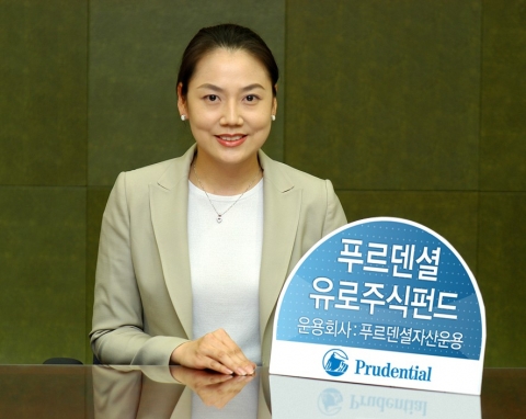 푸르덴셜투자증권(대표이사 정진호)은 4월 3일(화)부터 개인 및 기관투자자들에게 유로존 주식시장에 투자하는 ‘푸르덴셜유로주식펀드' 신상품을 판매한다고 밝혔다.