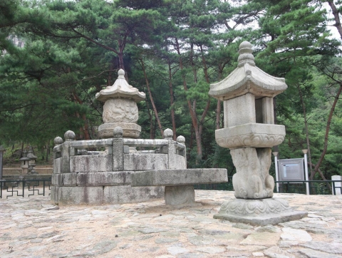 무학대사 부도와 석등 전경