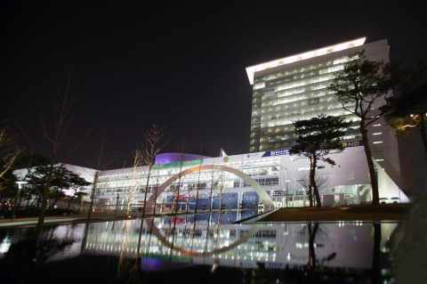 광주시청사 4월부터 5월까지 야간 경관 조명 밝혀