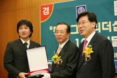 학생에게 장학증서 전달 사진