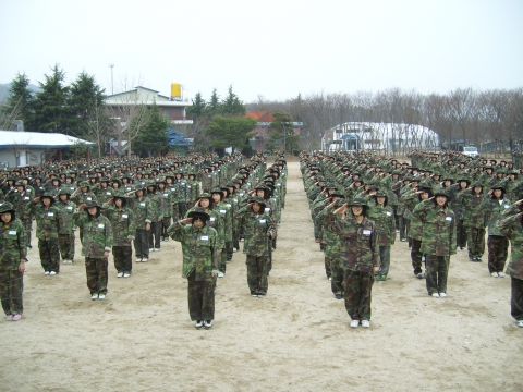 청명고 신입생 650여명이 해병대캠프에 입소하여 입소신고로 거수경례를 하고있다.