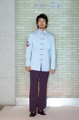 오뜨 꾸뛰르 디자이너 케이 킴의 패션쇼에 모델로 선 그룹 듀크의 김석민[사진 제공: Photogroup]