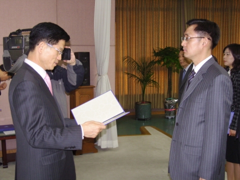 수상관련 기념사진 (좌 : 김문수 경기도지사, 우: 박인찬 삼성네트웍스 인사팀장)