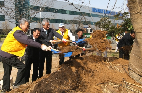 르노삼성자동차 장 마리 위르띠제 사장(왼쪽에서 4번째)과 정성규 강서구 부구청장(왼쪽에서 3번째) 및 신호마을 주민들이 함께 제62회 식목일을 앞두고 나무를 심고 있다.