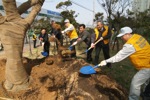 르노삼성자동차 장 마리 위르띠제 사장(왼쪽에서 3번째)이 부산공장에서 주변 마을 주민들과 함께 제62회 식목일을 앞두고 나무를 심고 있다.
