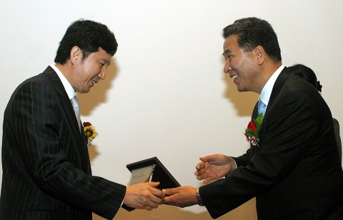 (좌측) 한국종합예술학교 김석규이사장에게 신한은행 소호고객그룹 권점주 부행장이 소호비즈클럽 위촉패를 전달하는 모습