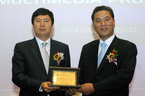(좌측) 한국종합예술학교 김석규이사장에게 신한은행 소호고객그룹 권점주 부행장이 소호비즈클럽 위촉패를 전달하는 모습